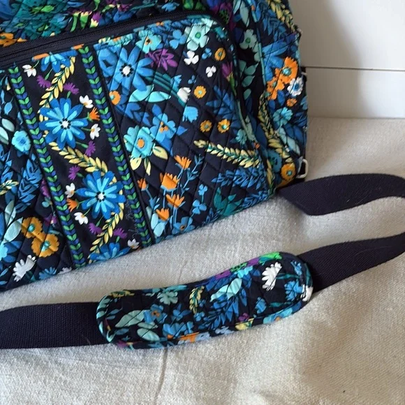 Vera Bradley duffle bag. - Picture 2 of 7